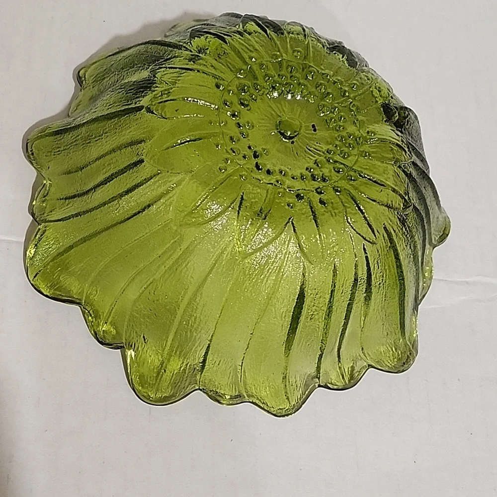 VINTAGE Indiana Glass Avocado Green Sunflower Petal Lily Pons Bowl - Picture 2 of 4